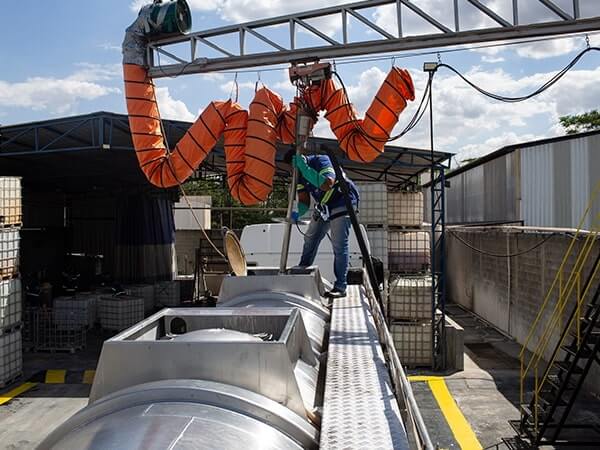 Início do processo de higienização de caminhão-tanque